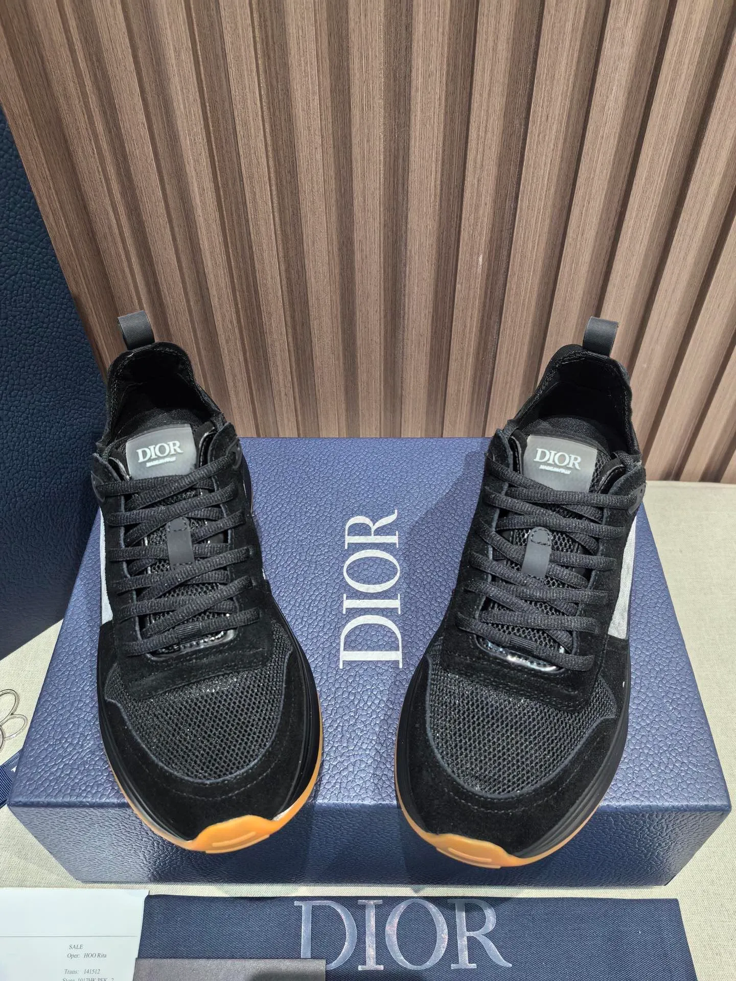 Factory price: 440💰 🔍Top purchasing agent🇮🇹 Dior's super-popular sports shoes, popular for street men, are synchronized with the new product counters. The uppers are made of Italian original imported cowhide and matched with D's customized fabrics. It is a must-have for fashionistas. The complex craftsmanship is perfectly reproduced. Imported soft cowhide foot pads, soles: original soles specially provided by the original factory, exclusive movable molded soles are super comfortable, original factory follow-up goods, 🔍🔍high quality, you can enter and exit the counter at will, welcome to compare, code number 38-45 (46 can be customized and cannot be returned or exchanged)